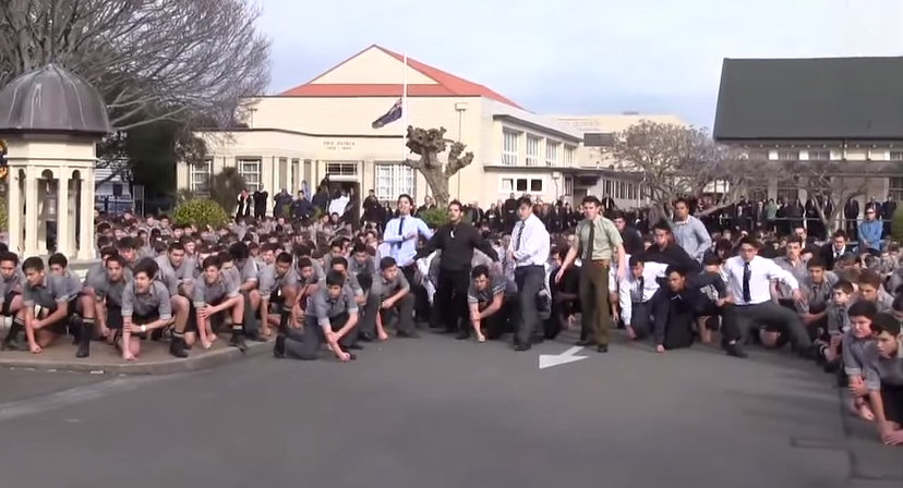 Modul inedit prin care 1700 de elevi au adus un ultim omagiu la inmormantarea profesorului lor VIDEO