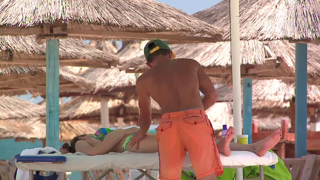 Afacere profitabila pe malul marii: cat castiga un maseur profesionist pentru un minut de relaxare oferit turistilor