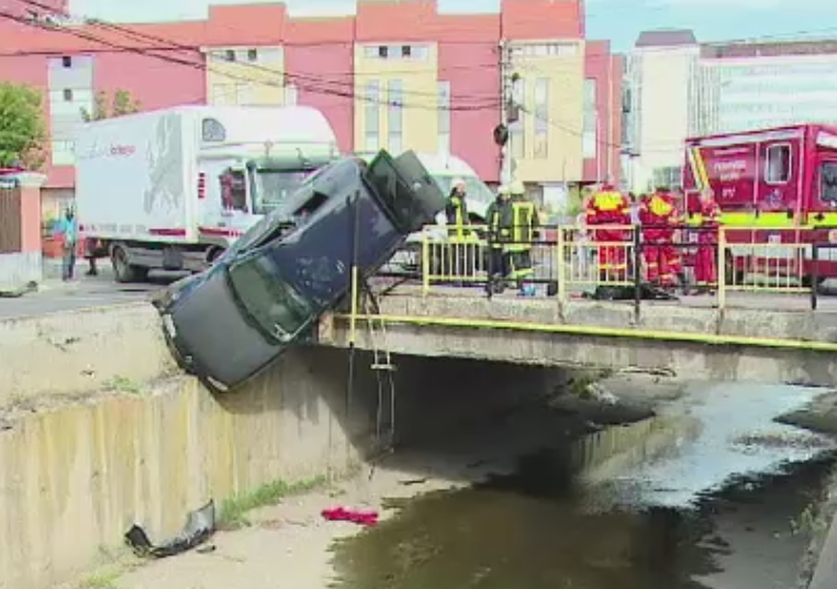 Accident demn de o cascadorie in Targu Mures. O masina a ramas suspendata pe un pod dupa ce a fost lovita de un microbuz