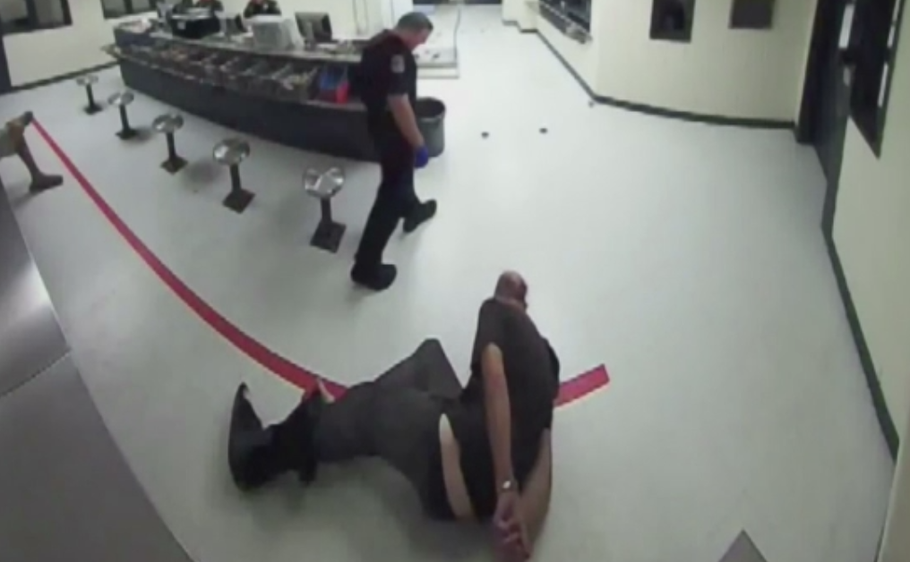 Politist din Florida, suspendat dupa ce a umilit un barbat arestat. Momentul petrecut in sectie a fost filmat de camere