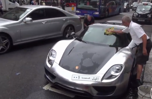 Haos pe o strada din Londra, in timp ce un bogatas isi spala Porsche-ul pe marginea strazii. Cine este proprietarul. VIDEO