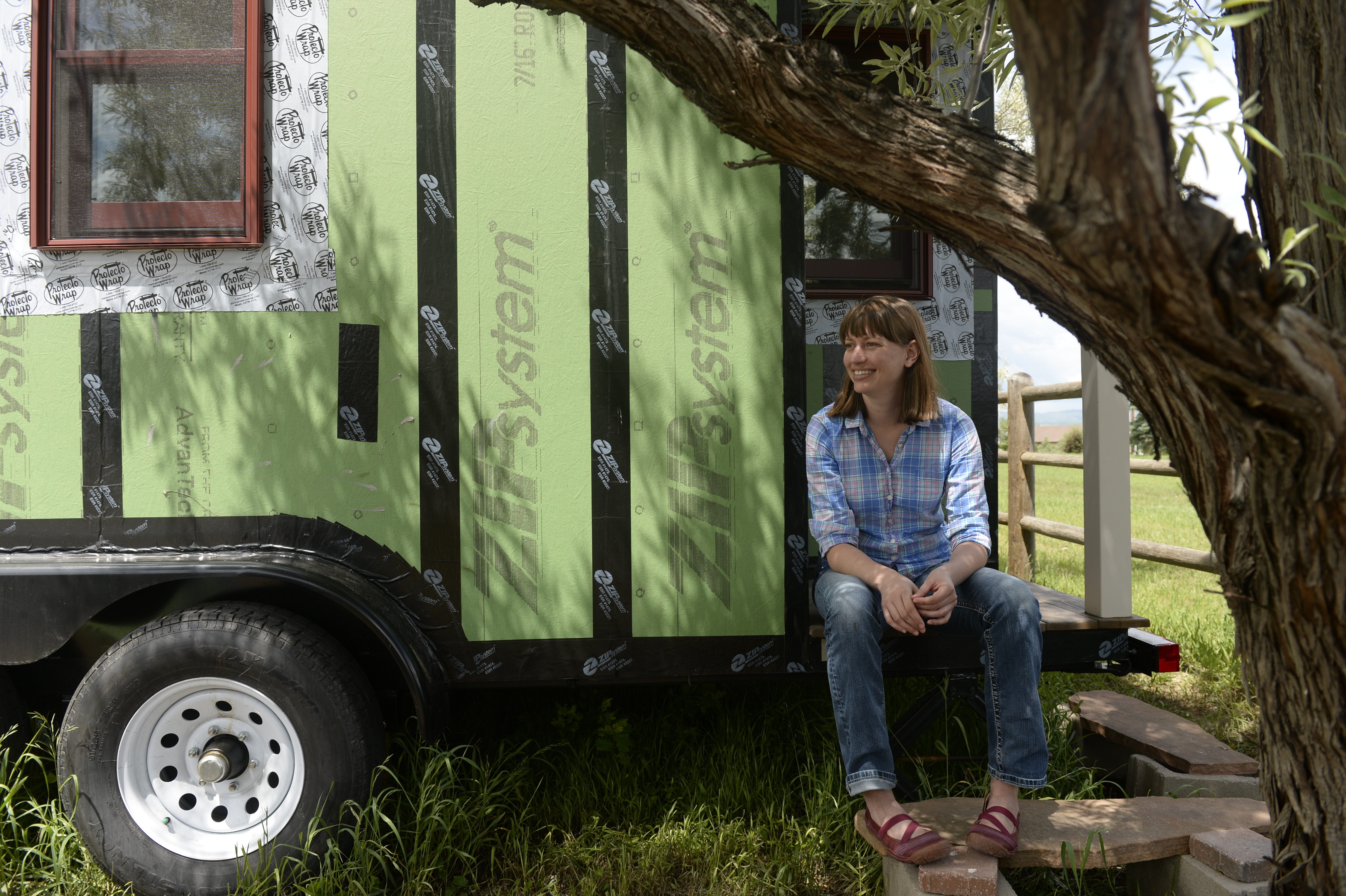 Tanara care a renuntat la toate lucrurile personale pentru a se muta intr-o rulota minuscula. Ce a determinat-o sa faca asta