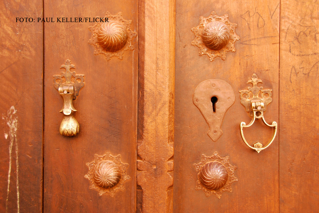 Omul care aduce cartea: Magda Sazbo, "Usa"