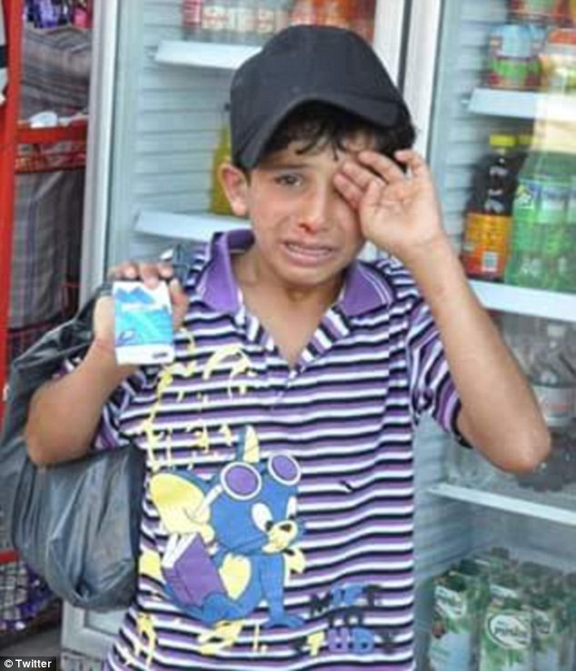 Povestea baiatului sirian, batut de patronul turc. Conditiile mizere in care traieste: "Vand servetele ca sa avem ce manca"