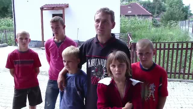 Isi creste singur cei 5 copii din alocatia celor mici. Cum putem ajuta familia din Cluj