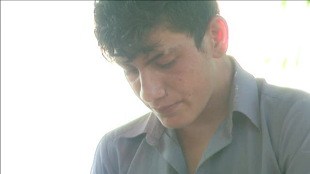 Romanii i-au intins o mana de ajutor lui Iliuta. "Copilul sluga" a primit haine, cativa bani si merge din nou la scoala