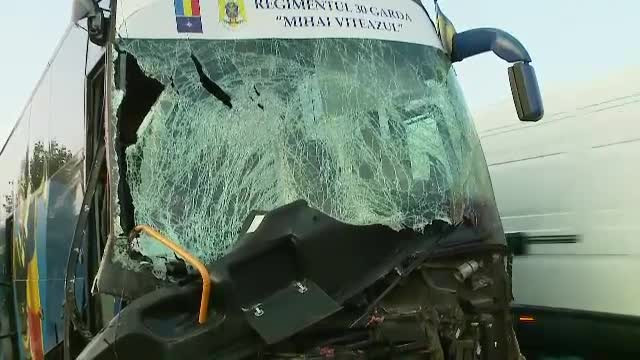 Ziua Imnului s-a sfarsit tragic pentru un militar. Barbatul a murit dupa ce autocarul sau s-a ciocnit cu o cisterna