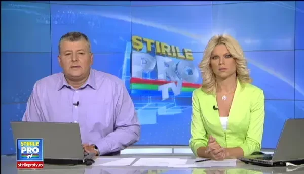 Accident demn de o cascadorie in Targu Mures. O masina a ramas suspendata pe un pod dupa ce a fost lovita de un microbuz