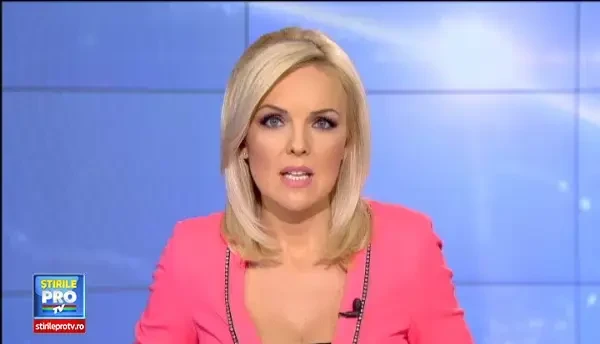 Accident demn de o cascadorie in Targu Mures. O masina a ramas suspendata pe un pod dupa ce a fost lovita de un microbuz