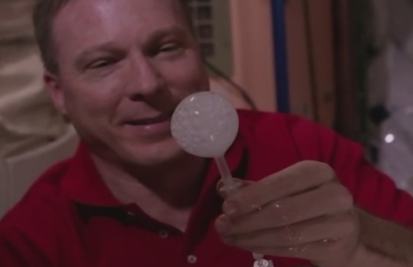 Experiment in spatiu. Ce se intampla cu o pastila efervescenta intr-o bula de apa, la gravitatie zero