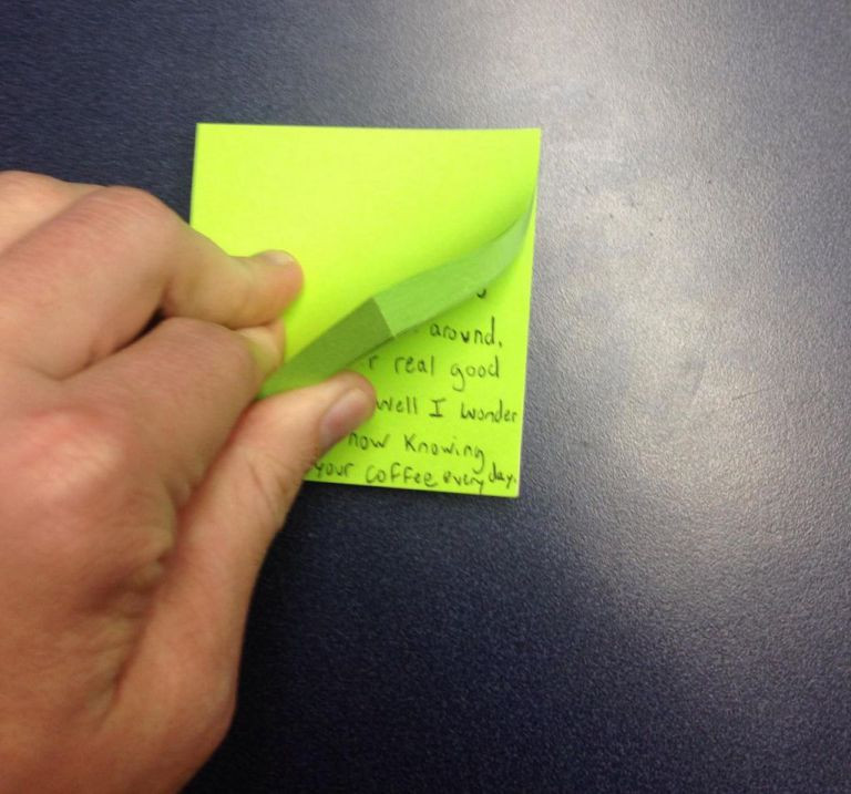 Suparat pe seful sau, un tanar i-a lasat un mesaj pe un biletel in care i-a facut o marturisire. Reactia angajatorului