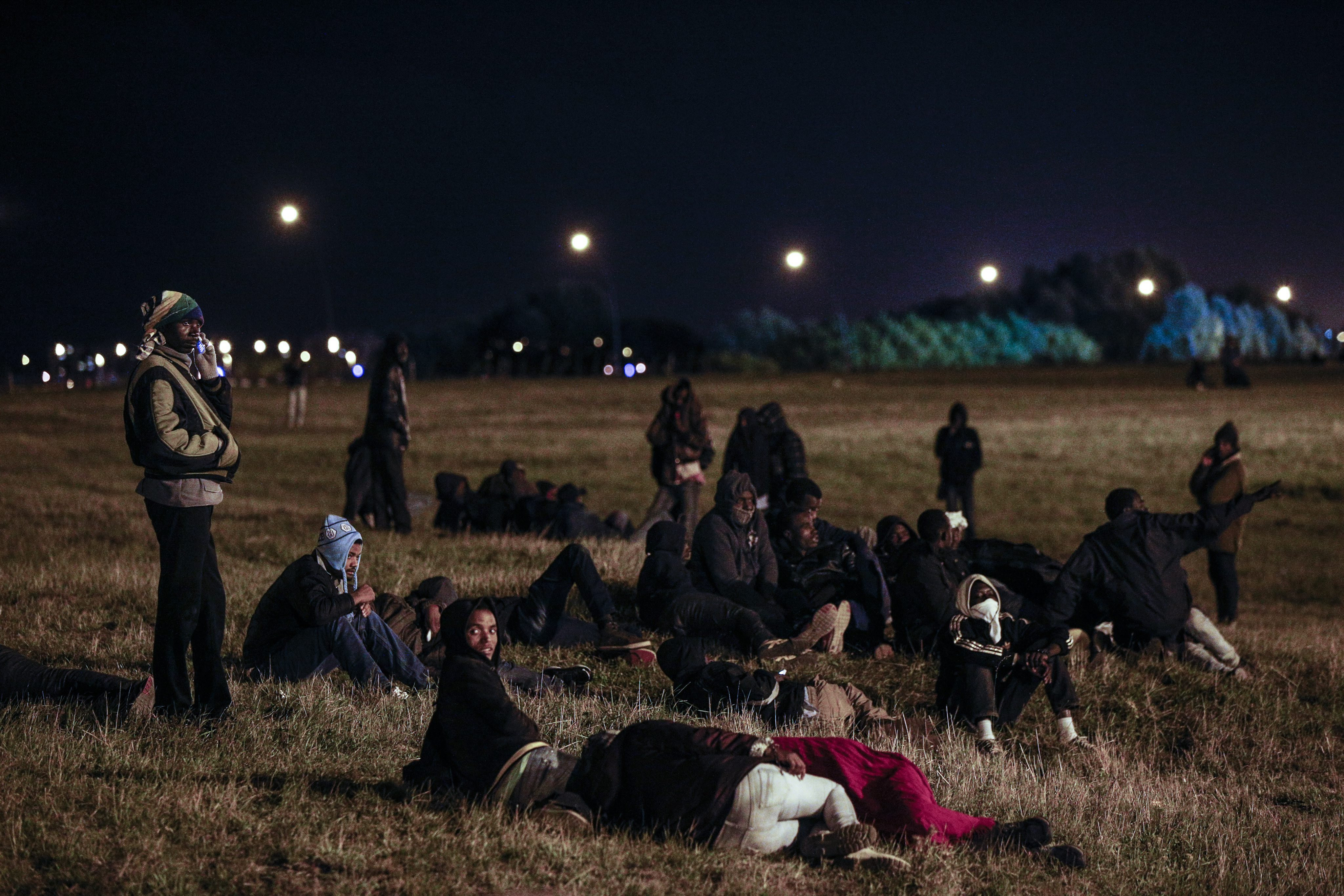 "Jungla" din inima Europei. Britanicii cer interventia ARMATEI pentru miile de imigranti care au asediat Eurotunelul