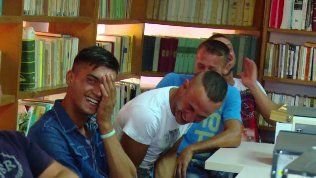 "Par eu prost, dar nu asa destept". Romania paralela a asistatilor sociali care refuza salarii de 1500 de lei si doua mese/zi