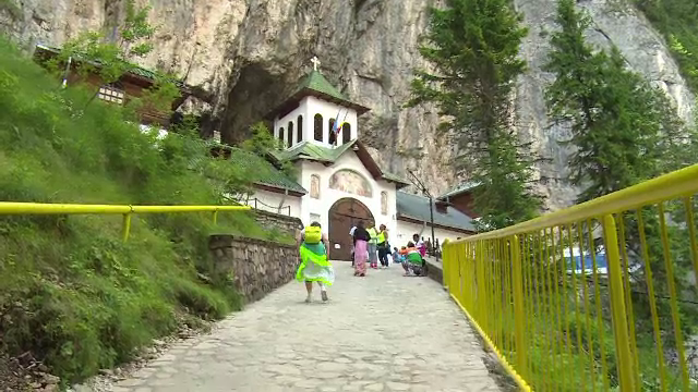 Unul dintre cele mai frumoase locuri din Romania. Cum arata pestera despre care turistii straini spun ca este fantastica