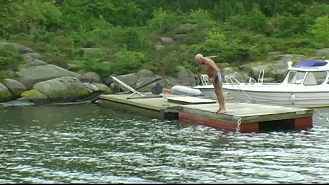 Un pensionar norvegian a acceptat sa se insoare doar daca vine inotand la nunta. Cum arata mireasa