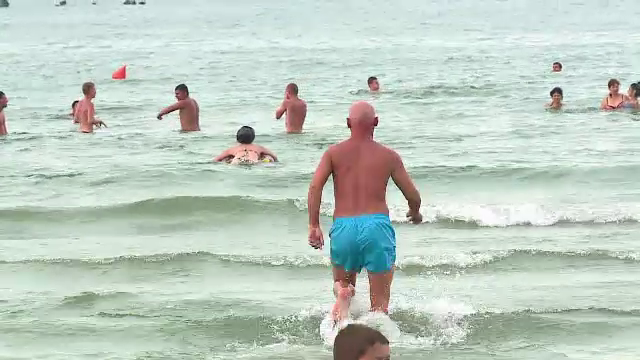 O ploaie de vara i-a racorit pe turistii infierbantati de pe litoral. Cei mai curajosi s-au apucat sa faca baie in mare