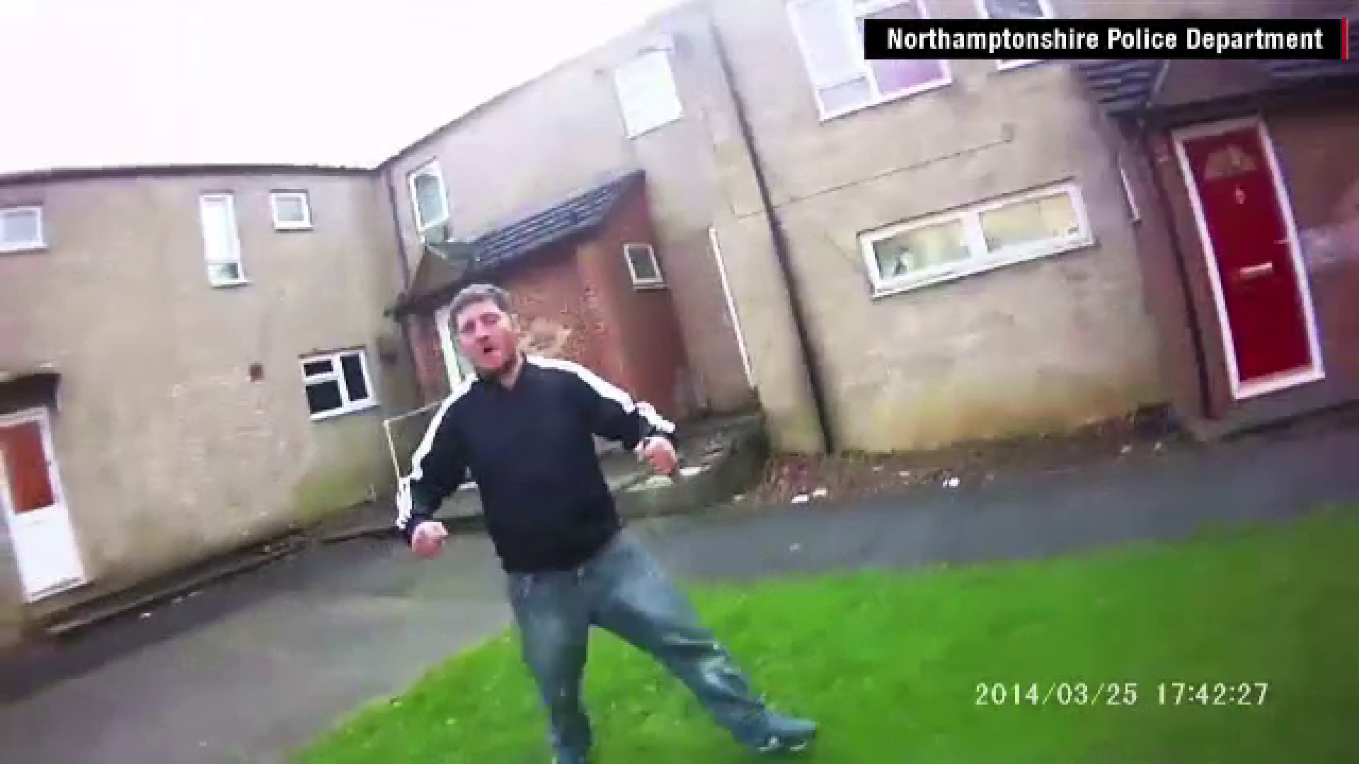 I-a amenintat cu cutitul, dar nu i-a mers. Cum au reusit doi politisti neinarmati sa aresteze un barbat violent