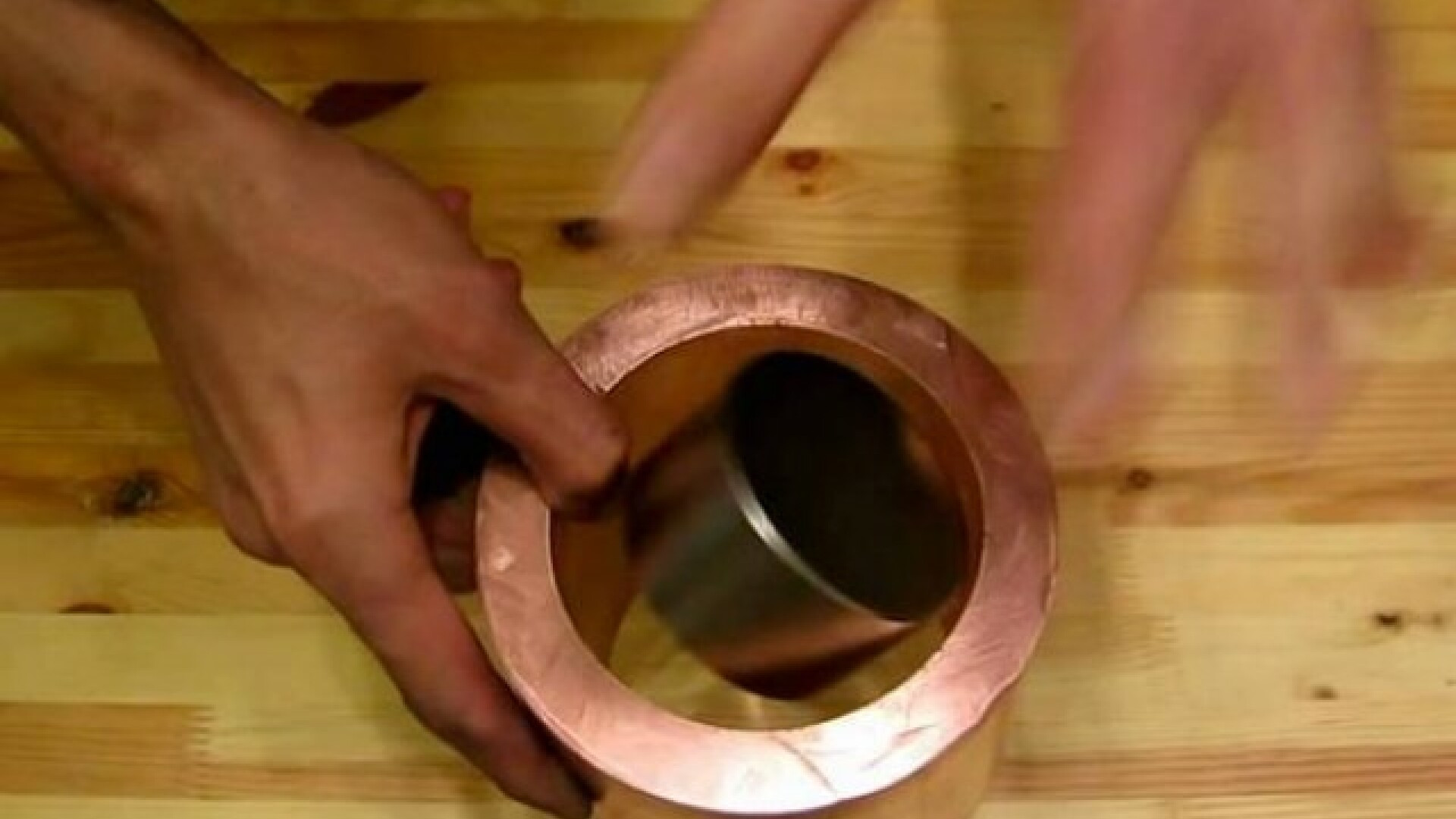 Ce se intampla daca arunci un magnet printr-un tub din cupru. Experimentul care a strans peste 7 milioane de vizualizari