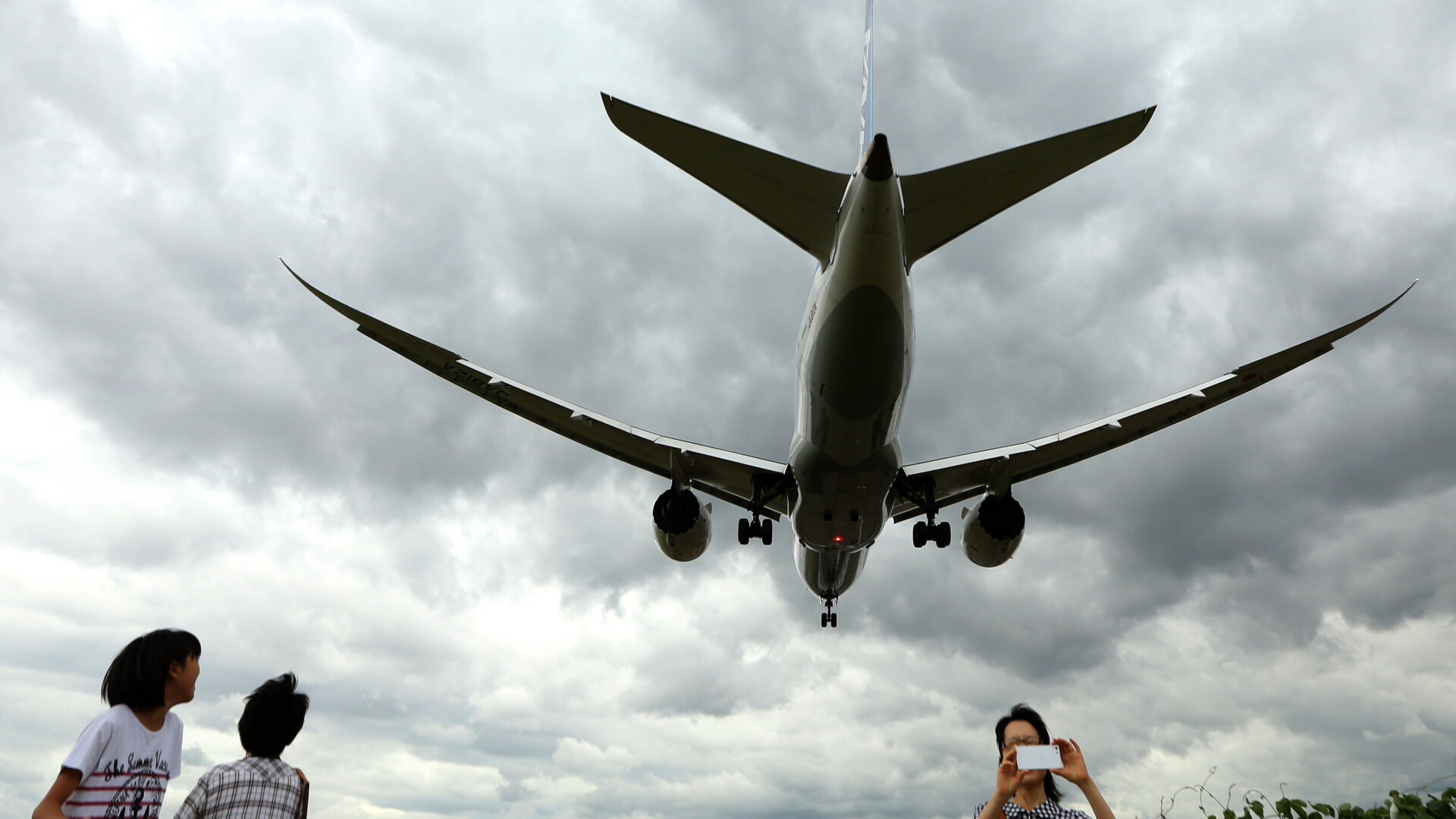 Clipe de groaza intr-un avion cu 323 de oameni, dupa gasirea unui telefon mobil: "Doamne, asta ne-a fost. E o razbunare!"