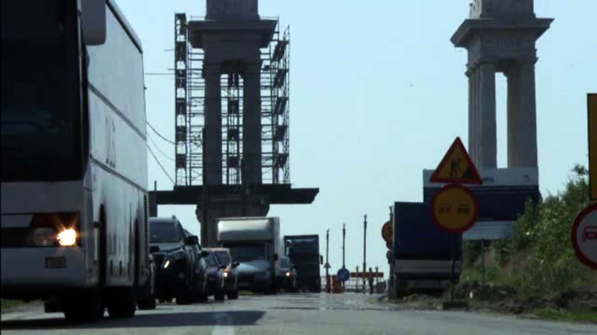 Cozi de 12 KILOMETRI pe podul de la Giurgiu. Cu doar doua zile in urma, ministrul Transporturilor cerea "conditii civilizate"