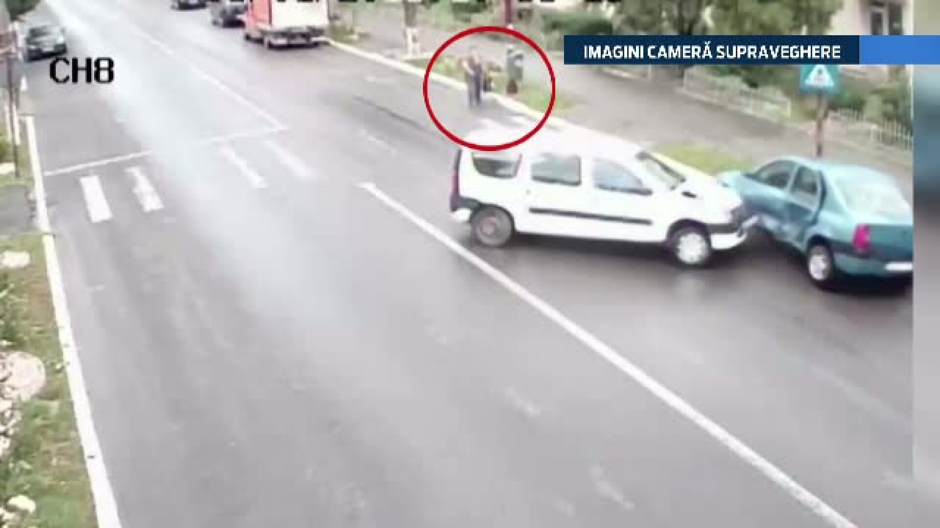 Accident filmat in Dambovita. O femeie a fost la o secunda distanta de a fi lovita de o masina scapata de sub control
