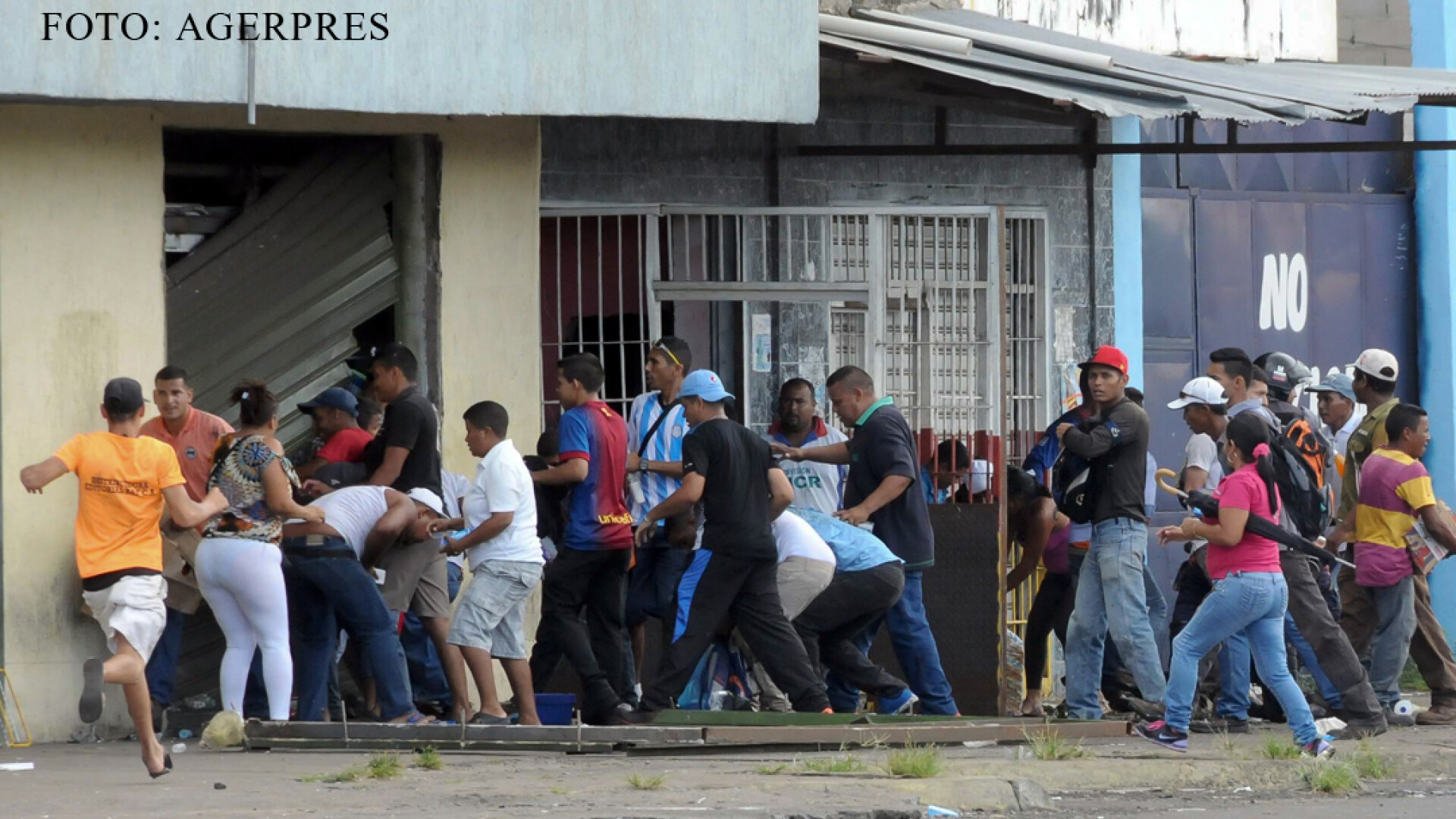 Haos in Venezuela din cauza lipsei banilor cash. Oamenii iau cu asalt magazinele, iar jafurile sunt la ordinea zilei