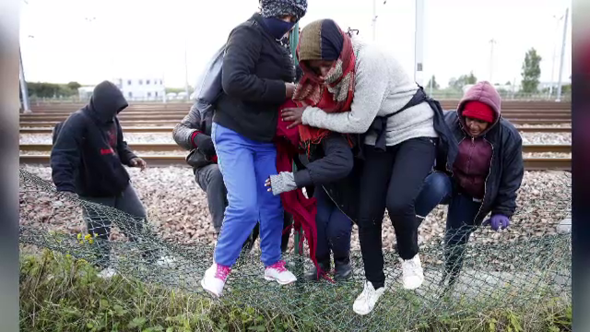 Criza din Eurotunel. Imigrantii isi risca viata fara ezitare pentru a ajunge in Marea Britanie, privita ca un "El Dorado"