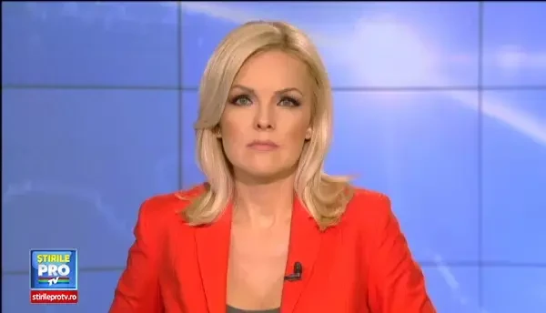 Accident filmat in Dambovita. O femeie a fost la o secunda distanta de a fi lovita de o masina scapata de sub control