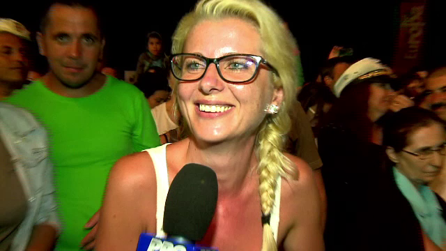 80.000 de tineri s-au strans pe plaja dintre Venus si Saturn. O tanara a venit din Cluj special pentru a-l vedea pe Smiley