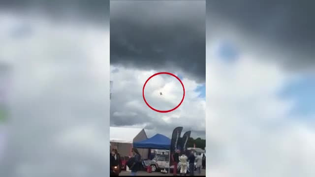 A mai cazut un avion in Marea Britanie, in mai putin de 24 de ore de la ultimul incident. Pilotul a murit pe loc