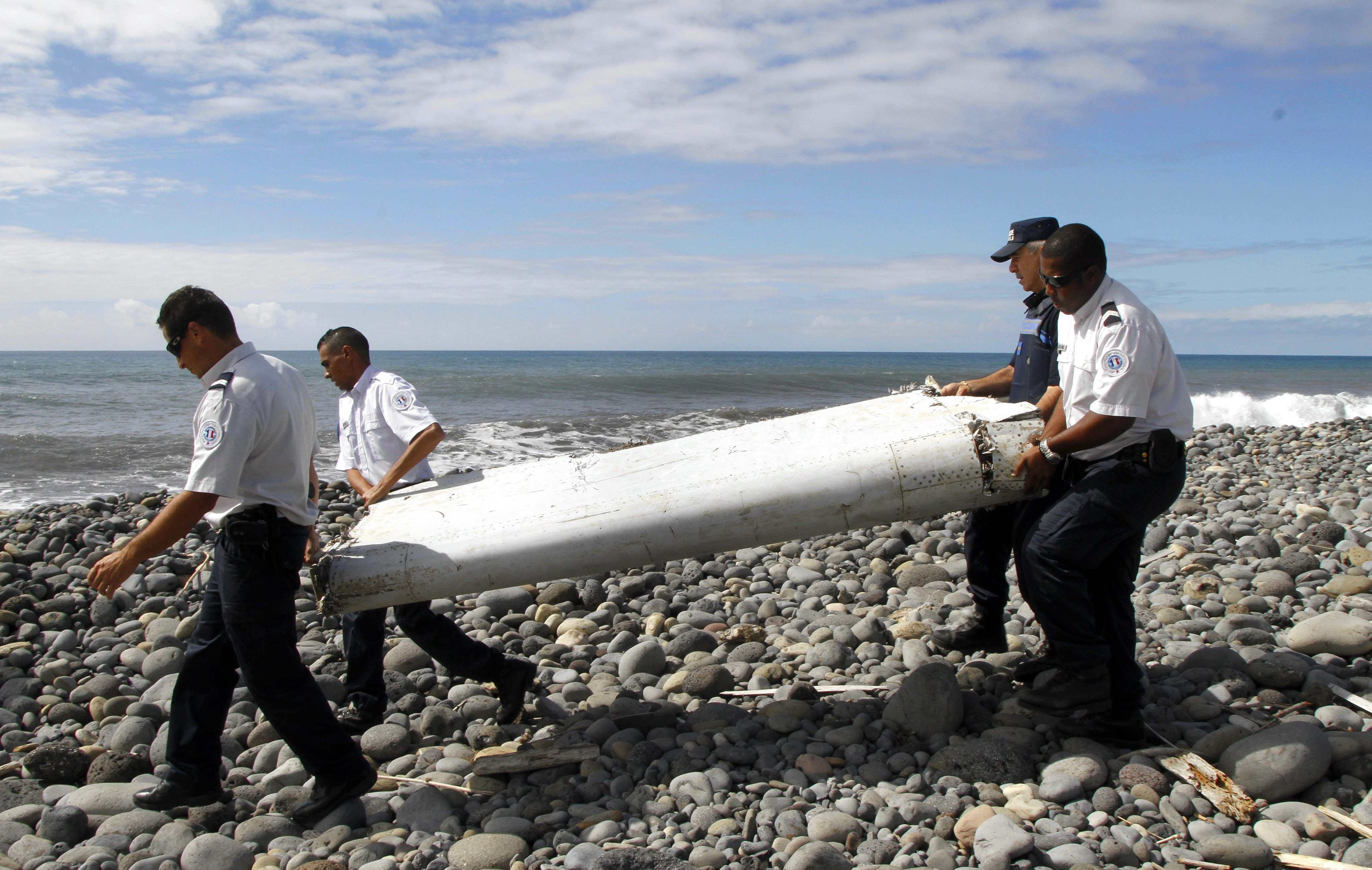 Posibil fragment al zborului MH370, al Malaysia Airlines, disparut acum doi ani, descoperit pe o insula in Oceanul Indian