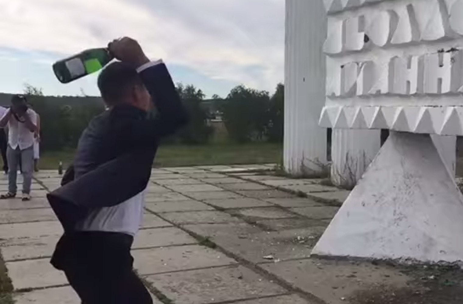 Ce a patit un barbat dupa ce a aruncat o sticla de sampanie intr-un zid. Nu se astepta in nicio secunda sa se intample asta