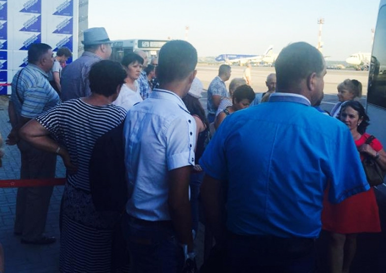O cursa de pe aeroportul din Chisinau a decolat abia dupa 2 ZILE. Cu ce melodie a incercat linia aeriana sa calmeze pasagerii