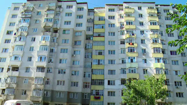 Sfarsit tragic pentru un baiat de 5 ani, bolnav de autism. A vrut sa se uite pe geam si a cazut de la etajul 6