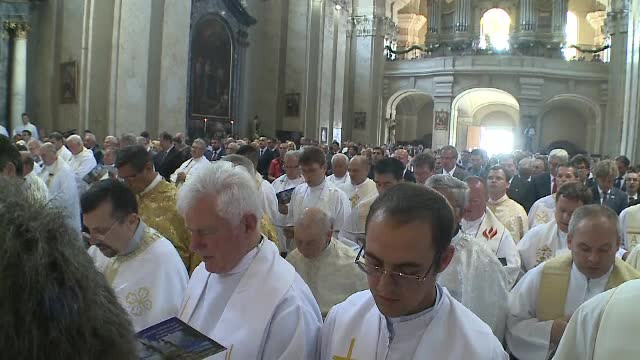 Mii de credinciosi au asistat la binecuvantarea restaurarii manastirii Maria Radna. Lucrarile au costat 10 milioane de euro