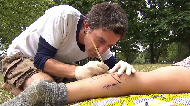 Tatuajele facute de amatori, la moda in Marea Britanie. Ce riscuri isi asuma tinerii care nu respecta regulile de igiena