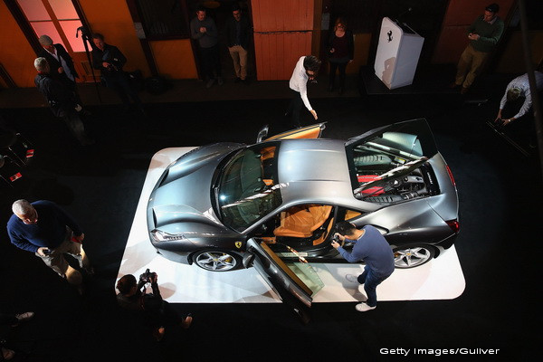 Cele mai noi imagini cu viitorul Ferrari. "Masina pe care banii nu o pot cumpara"