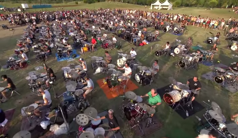 Ce au facut 1000 de oameni ca sa atraga atentia uneia dintre cele mai mari trupe de rock din SUA. Clipul este acum VIRAL