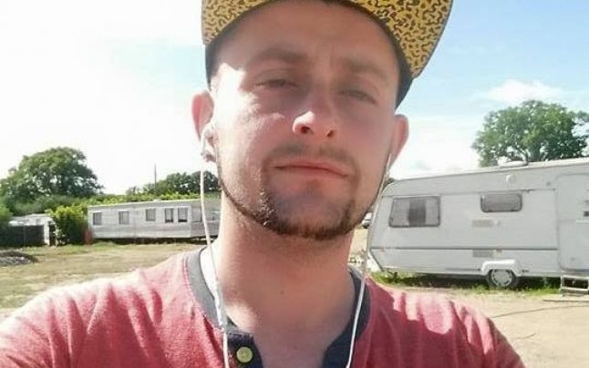 A murit printre straini, iar parintii au acceptat sa ii doneze organele in schimbul unei promisiuni. Acum, spera la o minune