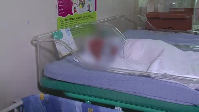 Bebelusul abandonat de mama intr-un lan de grau nu se mai intoarce in familie. Femeia nu are voie sa se apropie de fiul sau