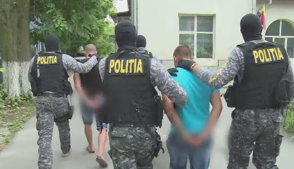 Cei doi tineri care au talharit un fost profesor din sat, retinuti pentru 30 de zile. Unul dintre ei e fiul unui consilier