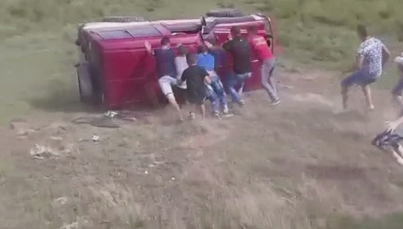 Tanara aflata intr-o masina de teren, la o competitie off road, ranita grav pentru ca nu purta centura de siguranta