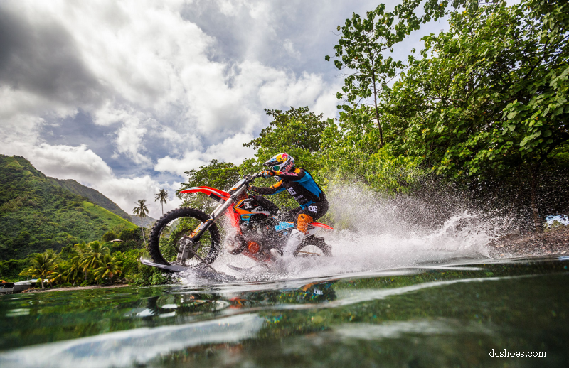 Dublura lui James Bond, cascadorii mai ceva ca-n filme. Cum a fost posibil sa urce cu motocicleta pe un val urias din Tahiti