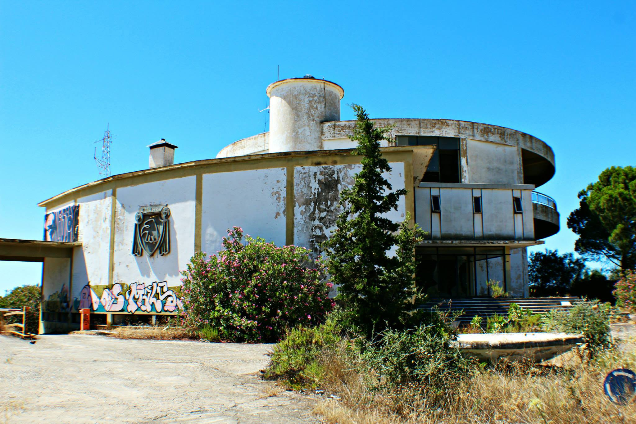 Complexul de lux, construit ca simbol al economiei moderne din Grecia, a ajuns in paragina. De ce nu vrea nimeni sa-l cumpere