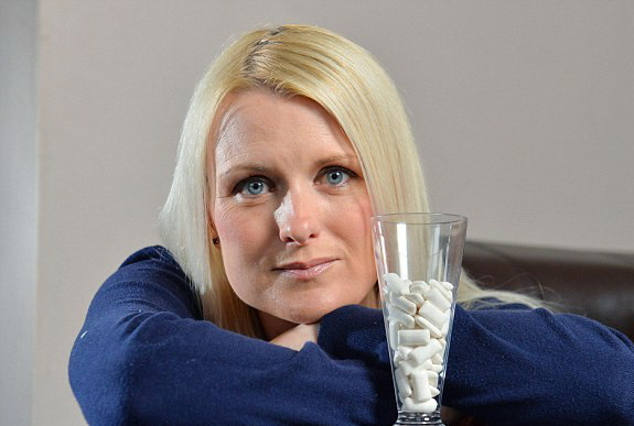 Pericolul ascuns dintr-o placere banala. O britanica si-a distrus mandibula dupa 5 ani de mestecat guma timp de 7 ore pe zi