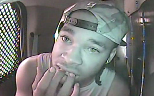 Metoda infioratoare a unui suspect pentru a nu fi identificat de politisti. Si-a mutilat degetele, iar totul a fost filmat