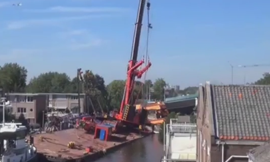 Cel putin 20 de persoane au fost ranite dupa ce doua macarale s-au prabusit peste mai multe cladiri din Olanda. VIDEO