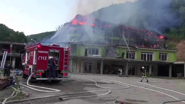 Palatul unui interlop din Maramures, cuprins de un incendiu puternic. Proprietarul nu avea autorizatie de constructie