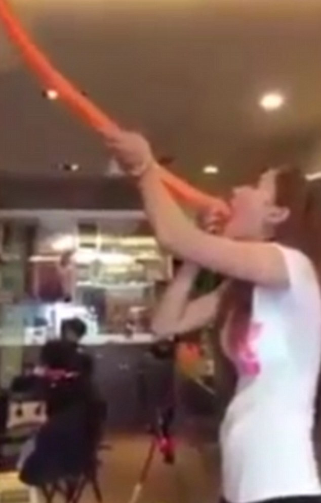 Trucul prin care o tanara a ajuns cunoscuta pe Facebook. Ce reuseste sa faca fata cu un balon. VIDEO