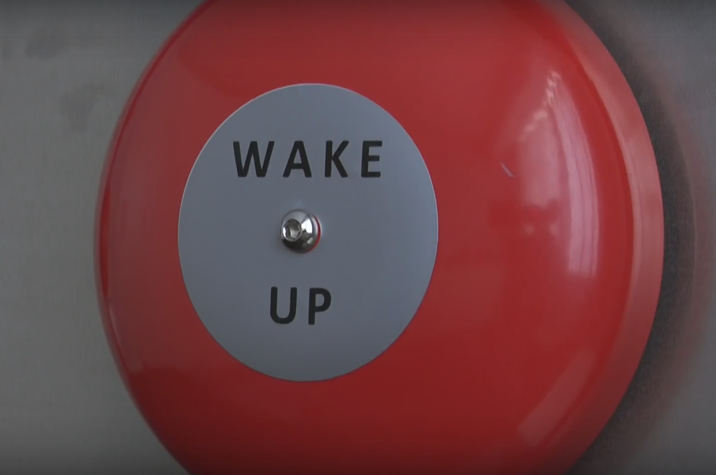 Alarma care sigur te trezeste. Ce se intampla in momentul in care incepe sa sune